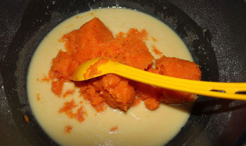 عکس اضافه کردن هویج به خمیر