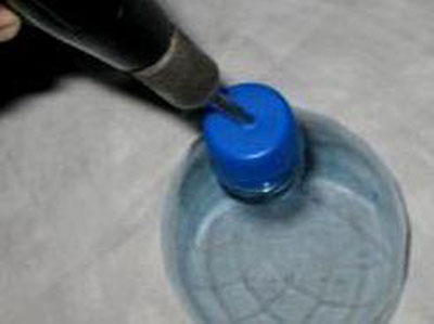 عکس سوراخ کردن درب بطری آب معدنی