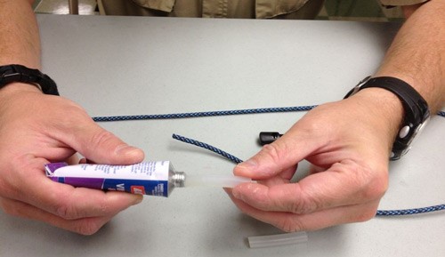 عکس چسب زدن لوله برای ساخت بند عینک