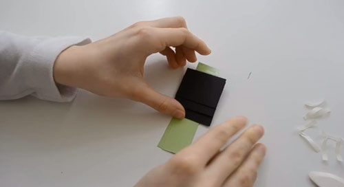 عکس تکه های مقوا روی کاغذ رنگی کارت پستال سه بعدی