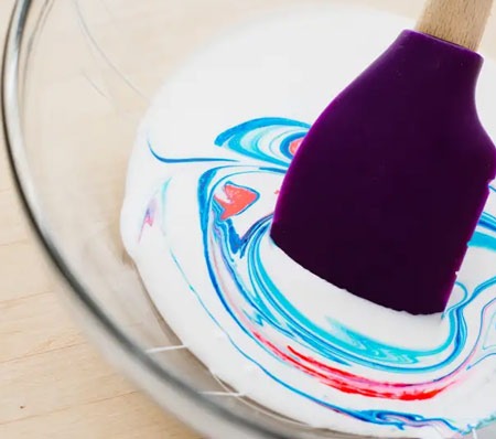 عکس مخلوط کردن چسب چون و رنگ برای اسلایم