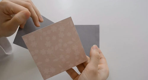 عکس چسباندن کاغذ طرح دار به کارت پستال سه بعدی
