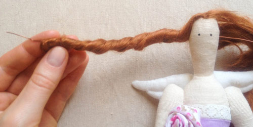 عکس حالت دادن به موی عروسک تیلدا