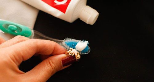 عکس تمیز کردن نقره با خمیر دندان