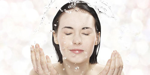 عکس شستن مو با آب سرد برای رشد سریع مو