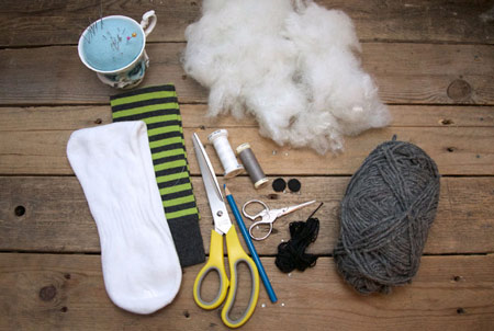 عکس وسایل لازم برای ساخت عروسک با جوراب مردانه