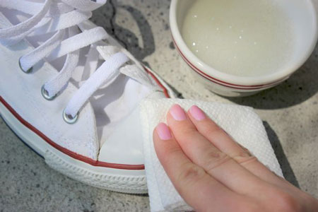 عکس تمیز کردن کفش سفید