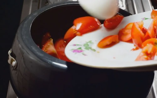 عکس پختن گوجه فرنگی در زودپز