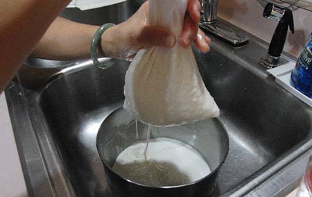 عکس جدا کردن پنیر از آب