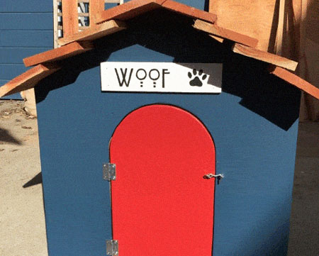 عکس خانه سگ چوبی