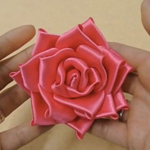 عکس آموزش ساخت گل رز با روبان