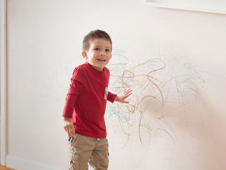 عکس نقاشی کودک روی دیوار